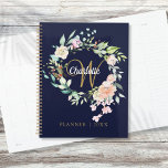 Rozen Floral Script Monogram Navy Blue Gold Planner<br><div class="desc">monogram planner,  met een prachtige witte scriptnaam met een complimenterend gouden initiaal dat wordt omlijst door een delicate waterverf bloemige rozen slinger op een marineblauwe achtergrond. Personaliseer voor creëer een speciaal souvenir cadeau om te koesteren! Ontworpen door Thisnotme©</div>