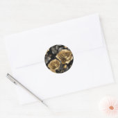 Rozen gouden bloemblaadjes ronde sticker (Envelop)