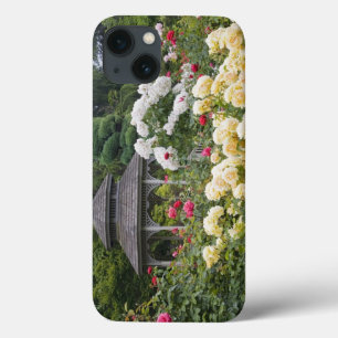 Rozen in bloei en Gazebo Roos Garden bij iPhone 13 Hoesje
