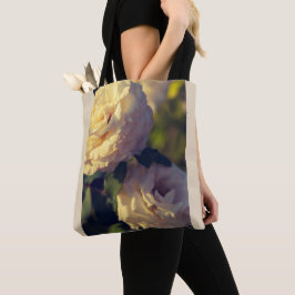 Rozen in een lentetuin tote bag