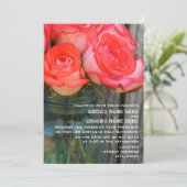 Rozen in een Mason Jar Barn Wood bruiloft uitnodig Kaart (Staand voorkant)