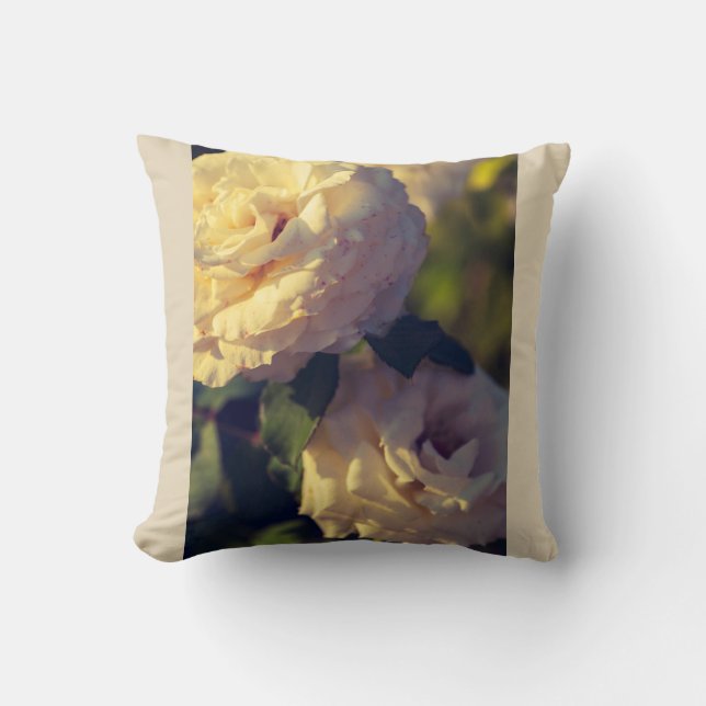 Rozen in een tuin kussen (Voorkant)