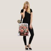 Rozen lelies in een mandje tote bag (Op model)