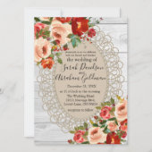 Rozen met rode bloemen rond witte hout Rustic Wedd Kaart (Voorkant)