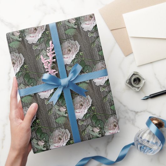 Rozen op verweerde houten inpakpapier (Geschenken)