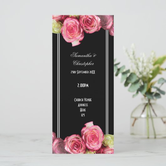 Rozen over het programma voor de bruiloft in de zw programmakaart (Staand voorkant)