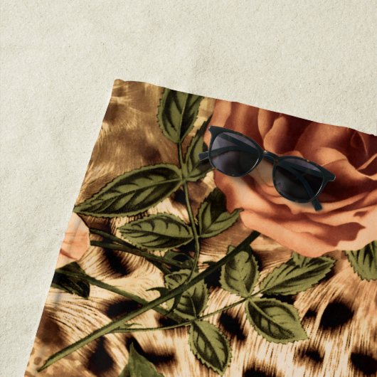 Rozen Patroon met afdrukstructuur op luipaard Strandlaken (In situ)