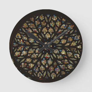 Rozen raam boven de westdeur, met scènes diepgaand ronde klok