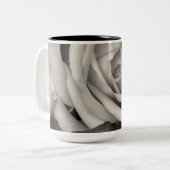 Rozen romantische zwart-wit bloemenfoto tweekleurige koffiemok (Voorkant links)