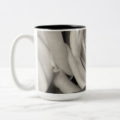 Rozen romantische zwart-wit bloemenfoto tweekleurige koffiemok (Links)