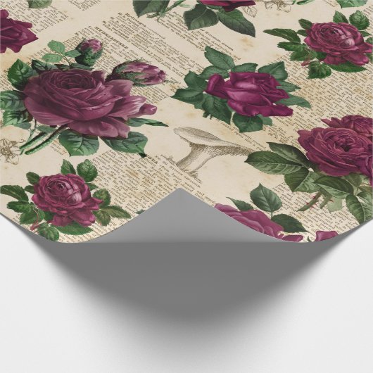 Rozen van Burgandy op  krantenpapier Cadeaupapier (Hoek)
