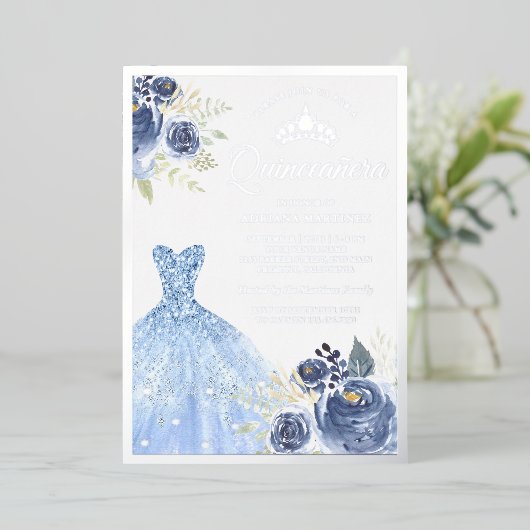 Rozen van de blauwe mousserende garnaal Quinceaner Folie Uitnodiging (Staand Voorkant)