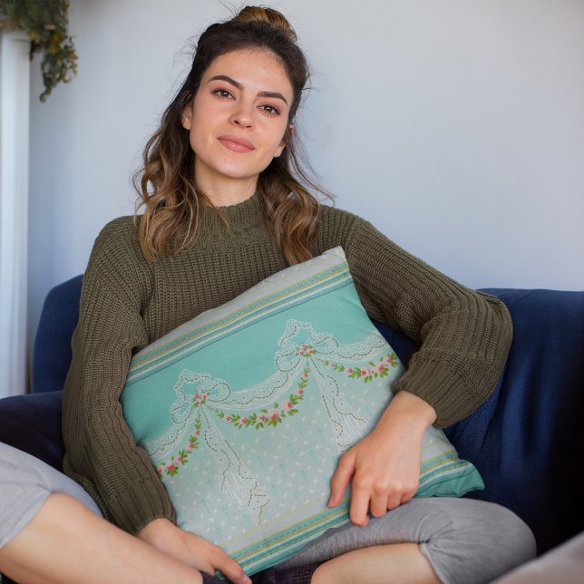 Rozengarlanden Kantachtige Festoenen Strikken Knoo Kussen (mockup of a woman holding a Roses Garlands Lacy Swags Bow Knots Homedecor Throw Pillow)