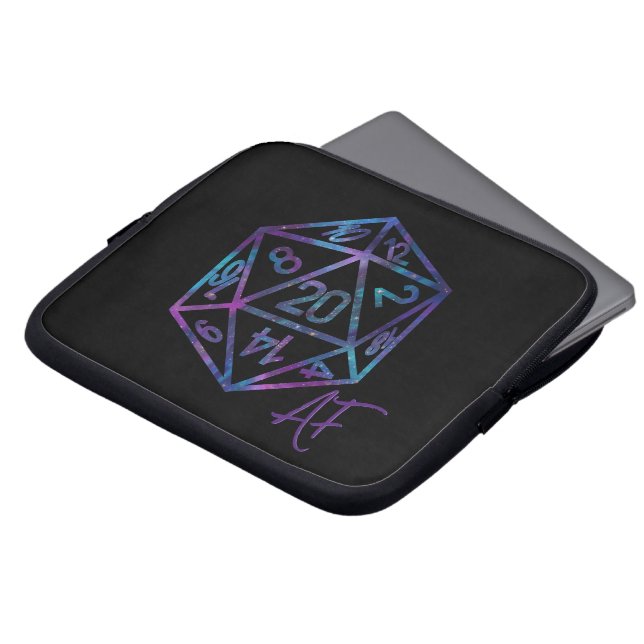 RPG Crit AF | Nebula Fantasy Tafelblad Gamer Dice Laptop Sleeve (Voorkant top)