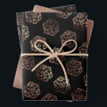RPG Dice | Copper Fantasy Retro Tabletop PnP Gamer Inpakpapier Vel<br><div class="desc">"Het begint veel op Kerstmis te lijken!" Dat betekent dat het GAME ON! met GEEK CHIC GAMER XMAS THEMA! Nieuwigheid RPG-ontwerp perfect voor elke old school tafelblad pen / potlood en papier (PnP) fantasie rolspeler met een 20-zijdige dnd polyhedrale dobbelstenen met een natuurlijke 20 crit rol voor de rollenspel magische...</div>