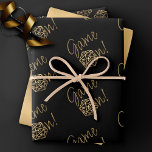 RPG Game On | Gold Fantasy Tafelblad Retro Gamer Inpakpapier Vel<br><div class="desc">GAME ON! dus kies je wapen en rol initiatief... Nieuwigheid RPG geek chique gamer inpakpapier zijn ook ideaal voor efemere doe-het-zelf meubelontkoppeling, of doe-het-zelf projecten voor thuisdecoratie. Perfect voor elke old school tafelblad pen / potlood en papier (PnP) fantasie rolspeler met een 20-zijdige dnd polyhedrale dobbelstenen met een natuurlijke 20...</div>