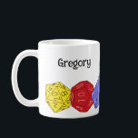 RPG Gaming Dice, Board, Fantasy Games Persoonlijk Koffiemok<br><div class="desc">Deze koffie-mok heeft kleurrijke illustraties van een fantasievlak met vierzijdige, twaalfzijdige en twintigzijdige doce. Boven grafisch is een vlek om een naam of een andere douanetekst toe te voegen. Ideaal voor ventilatoren van verschillende RPG-games en bordspellen. De naam verschijnt aan beide zijden van de mok en de grafiekomslag rond de...</div>