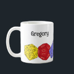 RPG Gaming Dice, Board, Fantasy Games Persoonlijk Koffiemok<br><div class="desc">Deze koffie-mok heeft kleurrijke illustraties van een fantasievlak met vierzijdige, twaalfzijdige en twintigzijdige doce. Boven grafisch is een vlek om een naam of een andere douanetekst toe te voegen. Ideaal voor ventilatoren van verschillende RPG-games en bordspellen. De naam verschijnt aan beide zijden van de mok en de grafiekomslag rond de...</div>