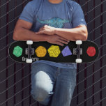 RPG Gaming Dice, Board, Fantasy Games Persoonlijk Skateboard<br><div class="desc">Dit skateboard heeft kleurrijke illustraties van fantasievloeistoestel met vierzijdige,  twaalfzijdige en twintigzijdige doce. Onder grafisch is een vlek om een naam of andere douanetekst toe te voegen. Ideaal voor ventilatoren van verschillende RPG-games en bordspellen.</div>