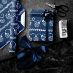 RPG Lights Blauw | Fantasie tafelblad Gamer Dice Cadeaupapier<br><div class="desc">Het afspeelbare RPG-geek-gamerontwerp met retro80s computer grafische D20-strijkkaarsen in een Noordse, lelijke, gevlekte grens met een natuurlijke 20 polyhedral-danddok die perfect is voor een oude schooltafelblad met een pen/potlood-papierfantasieleider (PnP) of de rolspelende magische tovenaarslak van een trekkerduif van een dungeon dungeon-meester (dungeon)/GM) in je leven! Voor meer kleuren die producten...</div>