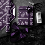 RPG Lights Paarse | Fantasie tafelblad Gamer Dice Cadeaupapier<br><div class="desc">Het afspeelbare RPG-geek-gamerontwerp met retro80s computer grafische D20-strijkkaarsen in een Noordse, lelijke, gevlekte grens met een natuurlijke 20 polyhedral-danddok die perfect is voor een oude schooltafelblad met een pen/potlood-papierfantasieleider (PnP) of de rolspelende magische tovenaarslak van een trekkerduif van een dungeon dungeon-meester (dungeon)/GM) in je leven! Voor meer kleuren die producten...</div>