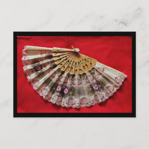 RSVP  Hand Held Fan op een rode achtergrond Kaartje
