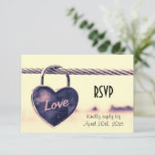 RSVP hartvormige liefdeshangslot bevestigd aan een (Staand voorkant)