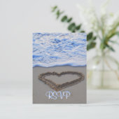 RSVP Heart in Sand at Beach Uitnodiging Briefkaart (Staand voorkant)