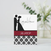 RSVP-kaart voor zwarte en cranberry Wedding Couple RSVP Kaartje (Staand voorkant)