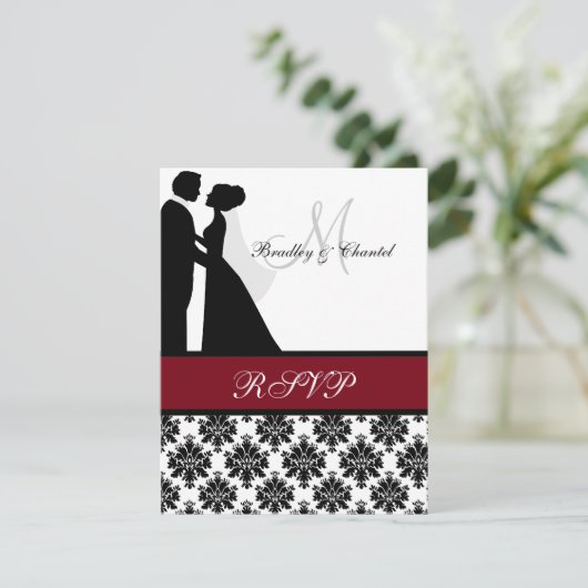 RSVP-kaart voor zwarte en cranberry Wedding Couple RSVP Kaartje (Staand voorkant)