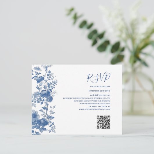 RSVP QR Code Frans Bloementoilet Blauw Bruiloft Kaartje (Staand voorkant)