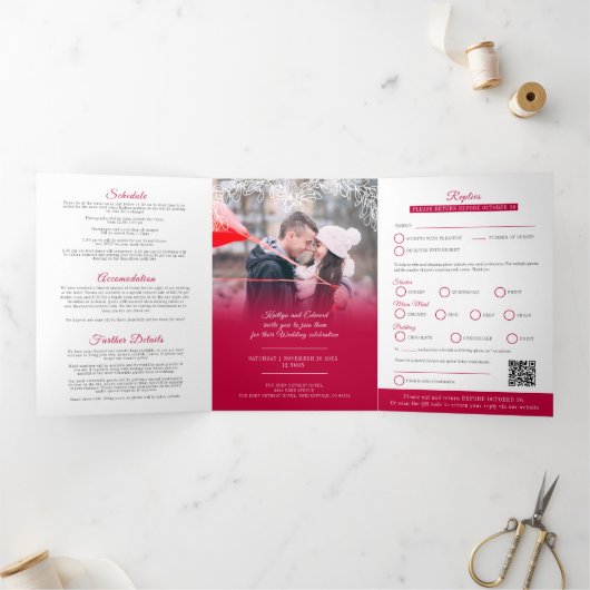 RSVP QR-code Mistletoe Red bruiloft Drieluik Uitnodiging (Binnen)