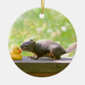 Rubber Ducky en Squirrel Kissing Keramisch Ornament (Voorkant)