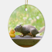 Rubber Ducky en Squirrel Kissing Keramisch Ornament (Links)