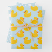 Rubberen eenden die patronen matchen inpakpapier vel (In situ)