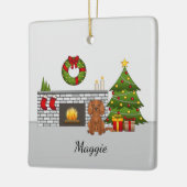 Ruby Cavalier-hond in een kerstkamer & naam Keramisch Ornament (Links)