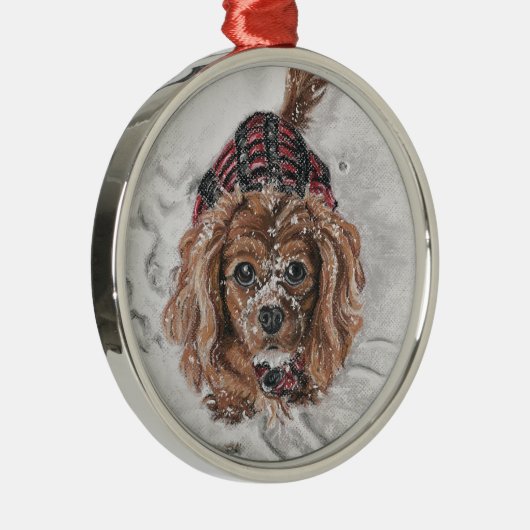 Ruby Cavalier King Charles Spaniel in de sneeuw Metalen Ornament (Rechts)