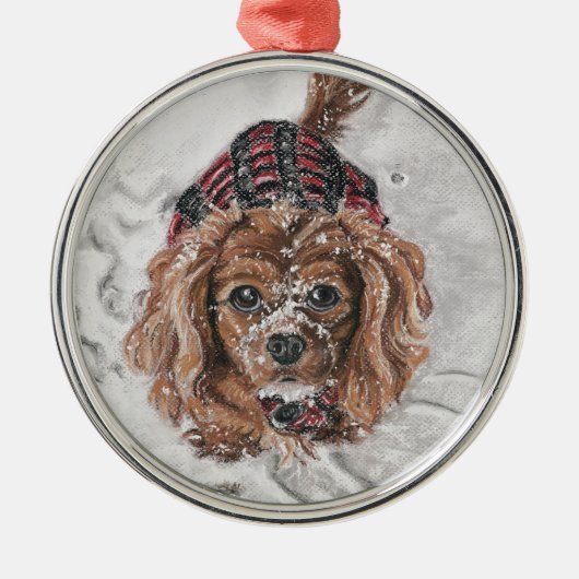 Ruby Cavalier King Charles Spaniel in de sneeuw Metalen Ornament (Voorkant)