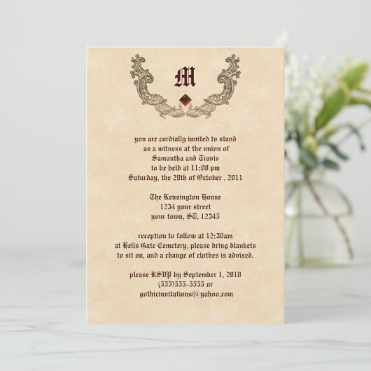 Ruby en Gold Monogram Gothic Invitation Kaart (Staand voorkant)