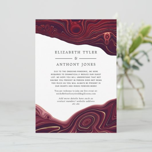 Ruby Garnet en Goud Agate Gereduceerde Uitnodiging (Staand voorkant)