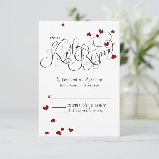 Ruby Heart Confetti Wedding RSVP Kaartje (Staand voorkant)