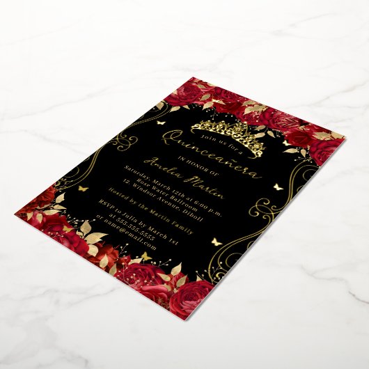 Ruby Red Gold Swirl Scroll Floral Quinceanera Folie Uitnodiging (Gedraaid)