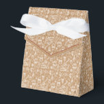 Ruby Red Kraft Christmas Icon Set Vakantie Bedankdoosjes<br><div class="desc">Vakantie gunst doos met lintboog. De doos is voorzien van witte omlijnde kerst- en wintericonen. Perfect voor feestjes,  cadeaus,  gebakken goederen en nog veel meer. Ontwerp bedrukt met een faux (gesimuleerd) Kraft patroon. Design is verkrijgbaar in een samengesteld collectie van moderne vakantiekleuren. Contacteer ons voor eventuele aanpassingen. Prettige feestdagen</div>