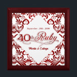 Ruby Red Swirls 40th Wedding Annivesary Name Cadeaudoosje<br><div class="desc">Deze prachtige laffe juwelen of Trinket Box is voorzien van ons prachtige Ruby Red Swirls Wedding Jubileum design en bevat de datum van het verjaardagsechtpaar van hun Ruby Jubileum en hun namen. Een mooie manier om de herinneringen te koesteren die je samen 40 jaar hebt gevierd. Een mooi cadeau voor...</div>