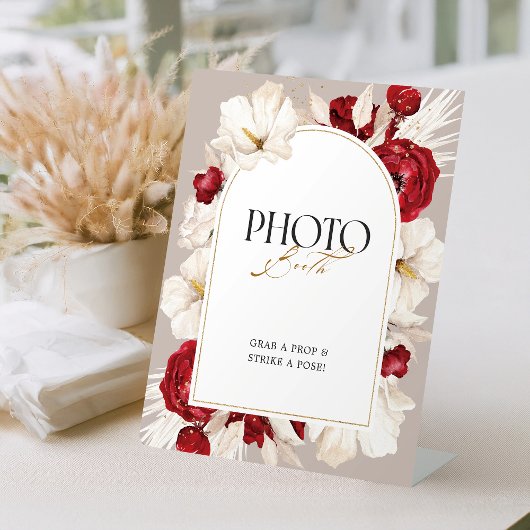 Ruby rood en wit bloemen bruiloft foto booth reclamebord met voetstuk