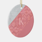 Ruddy Pink Batik en Grey Waterverf Letter Keramisch Ornament (Rechts)