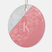 Ruddy Pink Batik en Grey Waterverf Letter Keramisch Ornament (Links)