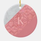 Ruddy Pink Batik en Grey Waterverf Letter Keramisch Ornament (Achterkant)