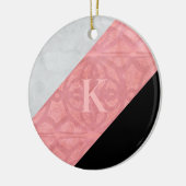 Ruddy Pink Batik en Grey Waterverf Letter Keramisch Ornament (Links)