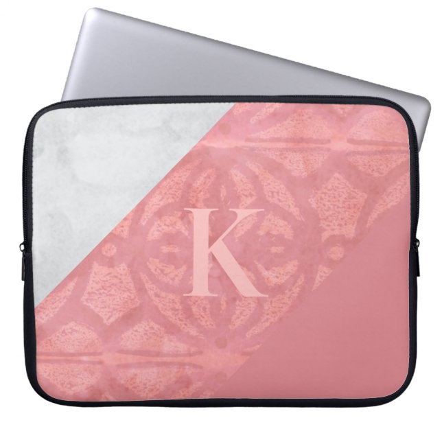 Ruddy Pink Batik en Grey Waterverf Letter Laptop Sleeve (Voorkant)